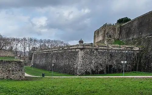 Baluarte de Guadalupe, al fondo baluarte del Redín