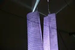 Parte superior de las torres, retratadas de noche.