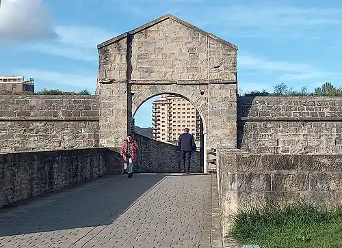 Puerta intermedia, en la media luna de Santa Isabel