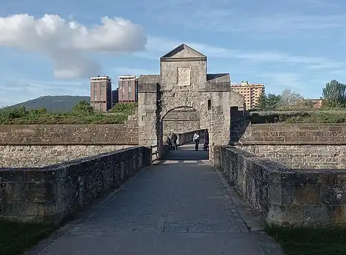 Puerta exterior, abierta en la contraguardia