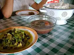 Guiso de murciélago (izquierda), sopa y arroz
