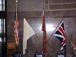 Exhibición de la bandera en el monumento