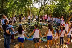 Clase de educación ambiental sobre el cuidado del arbolado en parque natural municipal Caixa d`agua