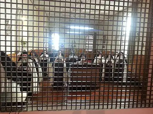 Carmelitas descalzas en clausura monástica durante la celebración de la misa.