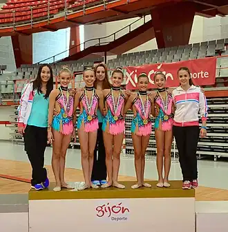 Rodríguez (primera a la derecha) en el podio como entrenadora del conjunto infantil del Club Rítmica Galaica en el Campeonato de Asturias (2014).