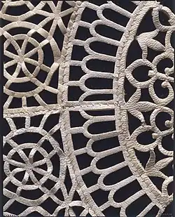 Detalle de las decoraciones de una capa.