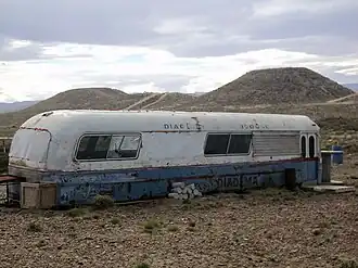 Restos de colectivo que unía Diadema con Comodoro. Nótese la geografía accidentada del barrio.