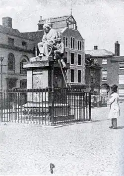 Fotografía de Lucas de la estatua de Johnson tomada en 1859
