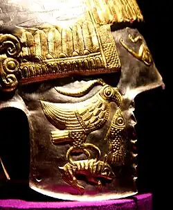 Detalle del águila con el conejo entre sus garras y el pez en su pico.