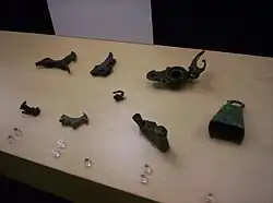 Objetos de bronce, entre ellos una lucerna.