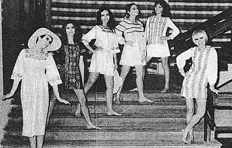 Las diseñadoras Mary Tapia y Marta Carlinsky presentando una colección de prendas realizadas con ao po'i, 1968.