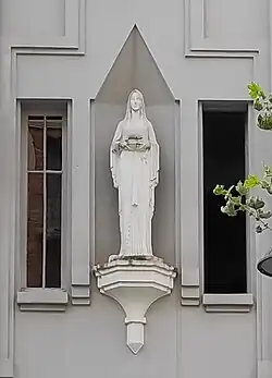 Escultura de María Inmaculada en el Colegio Hijas de María Inmaculada de Pamplona