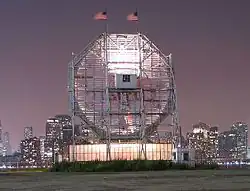 La parte trasera del reloj, con el Lower Manhattan al fondo