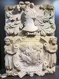 Escudo heráldico esculpido en piedra