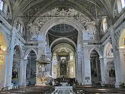 Interior de la iglesia de los Santos Pedro y Esteban en Bellinzona