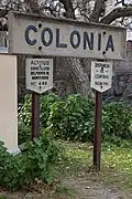 Cartel indicador en la estación Colonia. El cartel indica la distancia y la altura con respecto a Montevideo.