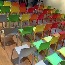 Sillas en una estancia