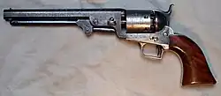 Un primigenio Colt Navy 1851, Segundo Modelo con guardamonte de fondo cuadrado.