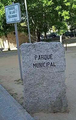 Señalización antigua y moderna en el parque de las Columnas
