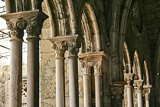 Detalle de las columnas y capiteles del claustro.