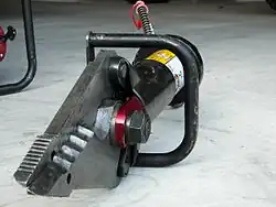 Una herramienta esparcidora-cortadora accionada externamente