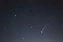 Cometa neowise sobre las 11:00 de la noche en España con algunas estrellas de fondo