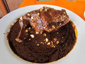 Conejo en mole almendrado