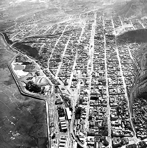 Toma área de la zona sur de Comodoro Rivadavia. Se puede ver como la línea a Punta Piedras fue reformada en dirección al mar sobre tierras ganadas y un terraplén que luego describía una gran curva en dirección a Pellegrini y el hotel en construcción.