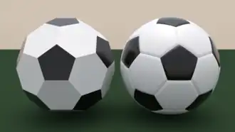 El icosaedro truncado (izquierda) comparado con un balón de fútbol