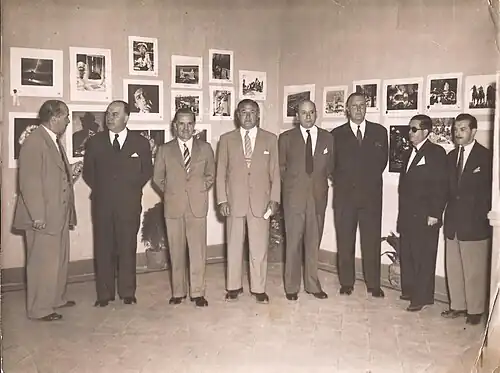 Fotógrafos expositores de la Primera Exposición de Fotoperiodístas de La Plata en 1951. (Krakover el primero de la derecha en la imagen)
