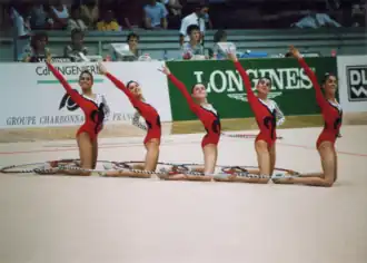 Nuria (en el centro) con el conjunto en el ejercicio de 5 aros en el Campeonato Europeo de Praga (1995).