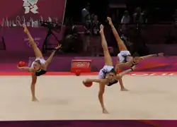 De izquierda a derecha, Lidia, Sandra y Alejandra, realizando un giro penché (o en plancha frontal).