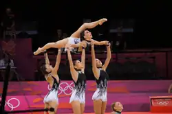 Sandra, Lourdes y Alejandra, sosteniendo a Loreto en otro momento del ejercicio de 5 pelotas.