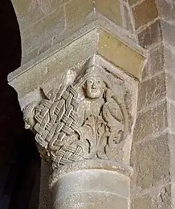 Capitel, con cabezas y tracería