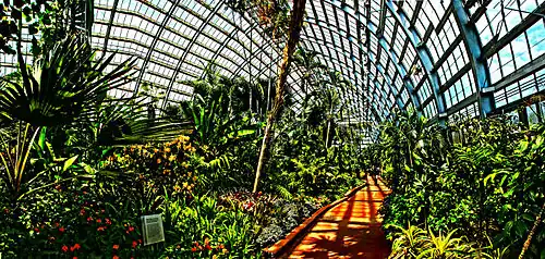 Interior en vista amplia.