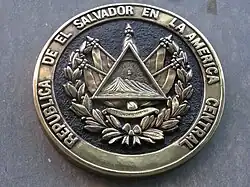 Escudo de El Salvador en el Consulado en Barcelona
