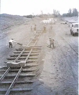 Construcción de la línea en zona cercana a Conesa.