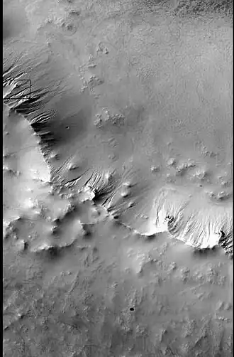 Imagen CTX de parte del cráter Ross que muestra el contexto de la siguiente imagen de HiRISE.