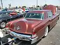 Lincoln Continental Mark II. El coche que empezó la moda. La rueda de repuesto estaba realmente debajo de la moldura, entorpeciendo el acceso al maletero. El coche negro de la izquierda tiene una Opera Window en el Pilar C.