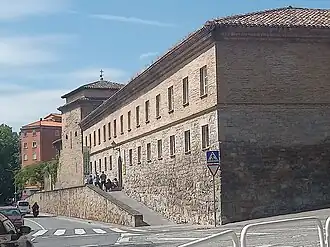 Fachada del convento hacia el río Arga