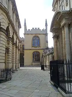 Exterior del edificio de Oxford.
