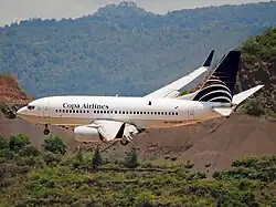 Avión de Copa Airlines preparando para su aterrizaje.