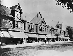 Newport Casino, Newport, Rhode Island (1879), McKim, Mead & White, arquitectos.