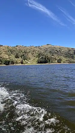 Navegando en la laguna Corani.