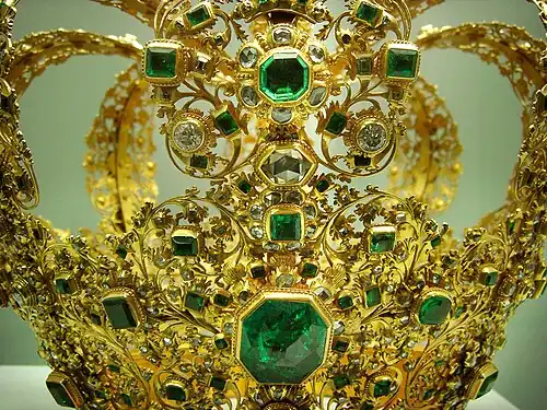 Corona de oro, diamantes y esmeraldas de Santa María la Real (siglo&nbsp;XVIII y añadidos de 1946)