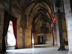Sala cavalerilor (rumano) Lovagterem (húngaro) Sala de los caballeros