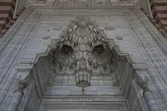 Portal de entrada con muqarnas en la mezquita de Selim en Edirne (final del siglo&nbsp;XVI, época otomana)