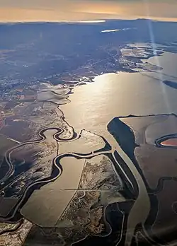 Coyote Creek (abajo a la derecha) donde desemboca en el sur de la Bahía de San Francisco, con el río Guadalupe uniéndose a él a través del Alviso Slough y el Guadalupe Slough entrando justo al oeste (izquierda).