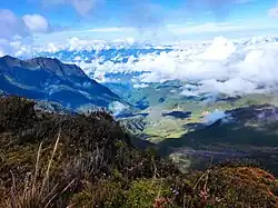 Foto panorámica tomada desde cercanías al puesto de control, con vista al cráter.