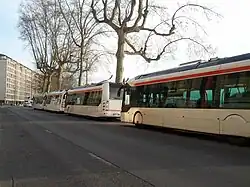 Línea Irisbus Cristalis ETB12 del transporte público de Lyon en el Quai de la Pêcherie (distrito 1)
